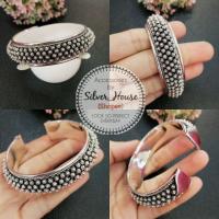 ราคา กำไลเงินแท้92.5% กำไลเงินลายพิกุลรอบลงดำ สวยมาก รุ่นนี้ขายดี ตัวกำไรทรงซี ปรับไซส์เล็กใหญ่ได้ค่ะ นน.59กรัม(ประมาณ4บาท) (1616831095)