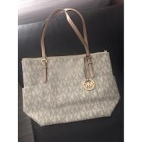 ราคา #พร้อมส่ง กระเป๋า Tote Michael Kors สีขาว มือสอง ของแท้ สภาพดีมาก สวยเหมือนใหม่ (15145730971)