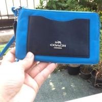 ราคา กระเป๋า Coach คล้องมือ สีฟ้า Size S รุ่นใหม่ ของแท้ มือสอง Wristlet (1833422851)