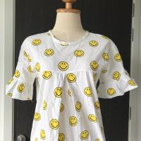 ราคา เสื้อสีขาว ลายหน้ายิ้ม (ใส่ได้ 2 แบบ ใส่เป็นเสื้อตัวยาว หรือมินิเดรส) (22883792250)