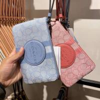 ราคา ❤️ของแท้!! พร้อมส่งในไทย!! Coach Dempsey คล้องมือ size L 1 ซิป สีชมพู & สีฟ้า ❤️ (14184129427)