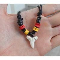 ราคา สร้อยคอจี้ฟันฉลามแท้ผู้ชายผู้หญิง ลูกปัดไม้กระดูกปลา สีส้มแดง ปรับความยาวสายได้ สร้อยแฟชั่นเท่ๆ สายถักทนทานแข็งแรง (8544610127)