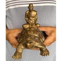 ราคา หลวงปู่หลิว วัดไร่แตงทอง ประทับนั่งบนพญาเต่าเรือน ขนาด5นิ้ว งานทองเหลืองลงหิน บูชาเสริมโชคลาภเงินทองร่มเย็นเป็นสุข (10039827076)