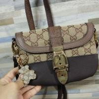 ราคา กระเป๋าสะพายข้างใบเล็กลาย Gucci มือสองสภาพสวย (2369208083)