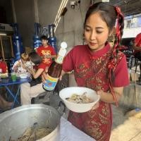 ราคา ซอสพริกศรีราชา(ของแท้) ตราเกาะลอย 630ml ต้นตำหรับซอสพริกศรีราชา (28064432729)