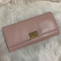 ราคา แท้ % กระเป๋าสตางค์ใบยาว Michael Kors รุ่นฝาพับมีช่องบัตรช่องซิป มีสีดำและม่วง ของใหม่ มือ 1 พร้อมส (25436763357)