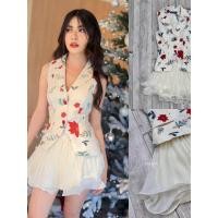 ราคา ร้านโค้ดคุ้ม LALAPIS เซ็ตเสื้อทรงสูทแขนกุด ลายดอกพอยน์เซตเทียสีแดง พื้นสีครีม มีกระเป๋า2 ข้าง มาพร้อมกระโปรงอัดพลีท (24385678003)