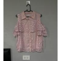 ราคา เสื้อเปิดไหล่ลายจุดสีชมพู (23257005339)