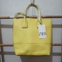 ราคา กระเป๋าถือพร้อมสายสะพาย zara ใหม่แท้ 100% เหลืองพาสเทล มีตำหนิ (21126668057)