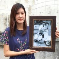 ราคา รูปในหลวงรัชกาลที่ 9 ทรงรถเวสป้า ที่สุดของความคลาสสิค กรอบรูปในหลวงใส่กระจกตัดแสงแบบดีที่สุด (1409322472)