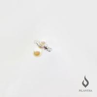 ราคา Pilantha Hiranlanna Silver Ear Cuff ต่างหูหนีบทำจากเงินแท้ Silver 92.5 ชุบทองคำแท้ ประดับมุกแท้จากสวารอฟสกี้ (9622912912)