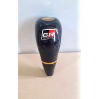 ราคา หัวเกียร์ออโต้ Toyota เคฟล่าแท้ GR มีโลโก้ Toyota สีทองดูล้ำค่า ด้านบน คาดเส้นสีทองให้เข้ากับโลโก้ (14716718677)