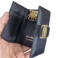 ราคา กระเป๋าใส่กุญแจ Salvatore Ferragamo Bow Chain Leather Key Holder Wallet ของแท้ 100% (6579406279)