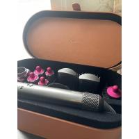 ราคา ไดร์เป่าผม ไดสัน Dyson Airwrap Hair Styling Complete (1300 W, Nickel/Fuchsia) (16083351566)