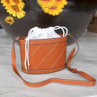 ราคา กระเป๋าสะพายเอสเต้แท้100% กระเป๋าEstee Lauderอเนกประสงค์ สีน้ำตาลทรงกระบอกหูรูดน่ารักๆมือ1ของใหม่ ของแท้แน่นอนค่ะ‍♀️ (20782124904)