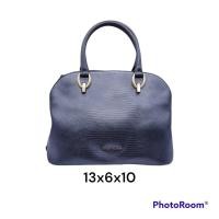 ราคา กระเป๋าถือ Anne Klein ทรงโดมหนังแท้ ตอกลาย สีดำ❤️ สินค้ามือสองแท้❤️ (20885636374)