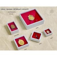 ราคา กล่องใส่พลอย ตลับใส่พระ กล่องใส่อัญมณี สีขาวภายในฟองน้ำสีแดงคละไซร์ (15053781277)