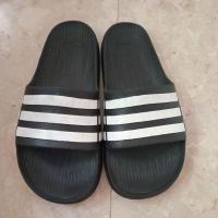 ราคา รองเท้าแตะยี่ห้อ Adidas สีดำลายขาว (มือสอง) (25182468209)