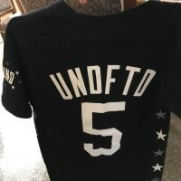 ราคา เสื้อยืด undefeated จากช้อป yeah (1280355279)