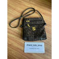 ราคา กระเป๋าสะพายข้าง Diana Valentino มือสองญี่ปุ่น งานผ้าทอหนา ซับในหนาค่ะ สภาพดีค่ะ (14998728925)