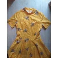 ราคา เดรสงานป้าย Areeya ลายผึ้งสีหลือง ML ใส่สวย สภาพดี มีขุยนิดเดียวตรงคอไม่มีผลใช้งานไม่น่าเกลียด (7262693492)