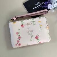 ราคา คล้องมือ Coach สีขาวลายดอก ไซส์ S1zip มาใหม่ค่ะ น่ารักมาก (10509401106)