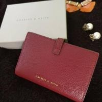 ราคา (Used) กระเป๋าสตางค์ Charles&Keith รุ่น SNAP BUTTON FOLD WALLET แท้ 100% (7675828463)
