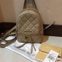 ราคา Michael KORs Mini-backpack RHea หนังทั้งใบ ซื้อจากship มาราคา13,900ใช้ไป3-4 ครั้งค่ะ (1574474283)