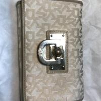 ราคา กระเป๋าสตางค์ dkny สีครีมขาว (6517560249)