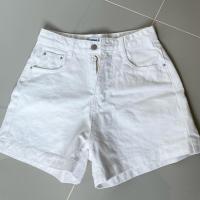 ราคา ส่งต่อกางเกงยีนส์ขาสั้นสีขาว (ใส่ไป1ครัง) Size : S เอว25-26” (16634272128)