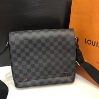 ราคา LV District pm for men (1740427186)