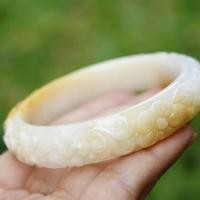 ราคา กำไลหยกแกะสลักดอกโบตั๋นขาวติดเหลืองน้ำผึ้ง ขนาด 52.9mm หยกพม่าแท้สีธรรมชาติ (23065643527)