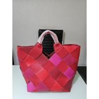 ราคา กระเป๋าถือหนังแท้ใบใหญ่ หนังสานสีแดงสลับชมพู used like new 300.- (25467770712)