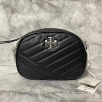 ราคา Tory Burch Kira Chevron Small Camera Bag Black/Rolled Nickiel จาก shop USA (21990551711)