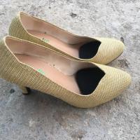 ราคา รองเท้าส้นสูง สีทอง มีฟองน้ำ มือสอง (915680980)