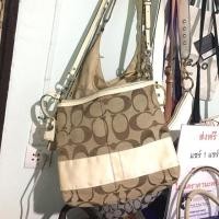 ราคา นาทีทอง 950 +25 บาท 975กระเป๋าถือ+สะพาย Coach มือ 2 ผ้าแท้ % สีครีม ของแท้ แทร็กครบ สภาพนางฟ้า ขนาด 12 นิ้ว (5905743987)