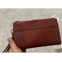 ราคา [ลิขสิทธิ์แท้จากชอป] ราคาป้าย 2,590 กระเป๋าสตางค์ Guess พร้อมสายคล้องมือ สีน้ำตาล (25506406382)