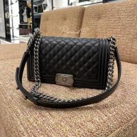 ราคา ส่งฟรี (พร้อมส่ง) New! CHANEL BOY 10” Black Caviar Microchip (13652645038)