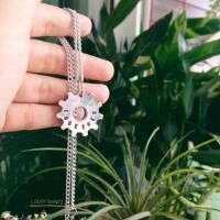 ราคา สร้อยคอจี้เฟือง สลักชื่อ ✅ NO.18 (1921634942)