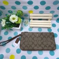 ราคา Coach คล้องมือ L ซิปเดียว มือ1 (1077563311)