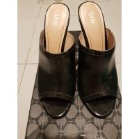 ราคา สินค้ามือ2 รองเท้าLYN แบรนด์แท้% แม่ค้าชื้อที่shopเซ็นทรัลพระราม9 อ่านรายละเอียดด้านล่าง (6487997261)