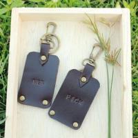 ราคา พวงกุญแจหนังแท้ หนัง2ชั้น "" สลักชื่อฟรี ห้อยจี้ฟรี ออกแบบเพิ่มเองได้ (20618325)