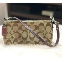 ราคา Coach กระเป๋าคล้องมือ ผ้าเเคนวาส สายปรับถือได้ 2 แบบ ไซส์มินิ สีม่วง น่ารักมือสองสภาพดี ราคาถูก คุ้มราคา (2022360930)