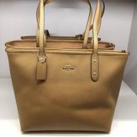 ราคา กระเป๋า coach แท้ 100% มือ 2 sale สุดๆ เก็บไว้ไม่ได้ใช้แล้วหนังลอก จุของได้เยอะ ถุงผ้า ถุงกระดาษให้ พร้อม (2696773868)