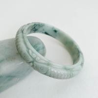ราคา กำไลข้อมือหยกแกะสลัก ลายปลามังกร สีขาวอมเขียวอ่อนแต้มเทา ทรงท้องปลิง หยกธรรมชาติจากพม่า ขนาดวงใน 59 มม. (9406812829)