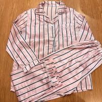 ราคา [พร้อมส่ง]ผ้าซาตินชุดนอนแขนยาวขายาวลายทางสีชมพู (18394037246)