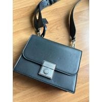 ราคา กระเป๋าสะพาย Charles & Keith สีดำ เรียบหรู (29751715510)