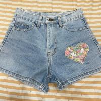 ราคา กางเกงยีนส์ขาสั้นปักเลื่อมรูปหัวใจ (21186523154)