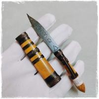 ราคา มีดปากกาหลวงพ่อกวย มีดหมอหลวงพ่อกวย ชุตินธโร จารยันต์เต็มใบ ด้ามและฟักสีกระดูกเก่า (26528181706)