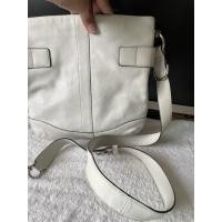 ราคา Coach กระเป๋าทรงถังโค้ช ถือหรือสะพายไหล่ได้ หนังสีขาว ผ้าลายซีใหญ่สีชมพู ผ้าลายซีเล็กสีชมพูส้ม มีร่องรอยจากใช้งานทั่วไป (15762654528)